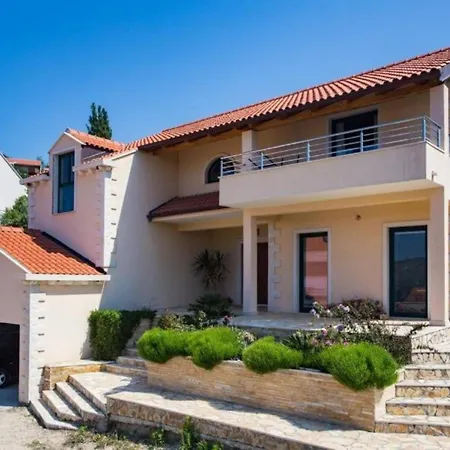 Spacious Four Bedroom With Pool