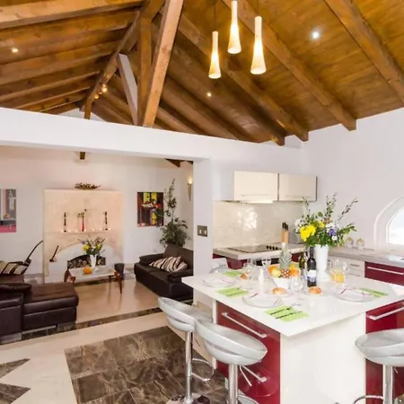 Spacious Four Bedroom With Pool