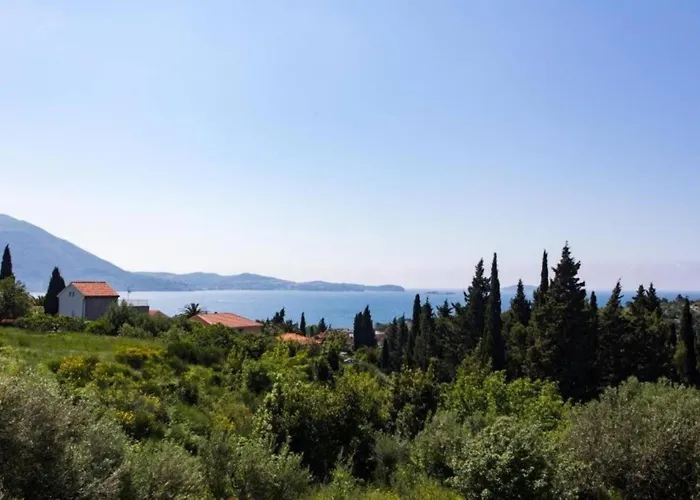 Spacious Four Bedroom With Pool Villa Mlini