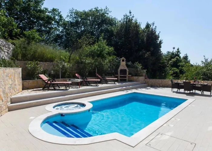 Villa Spacious Four Bedroom With Pool