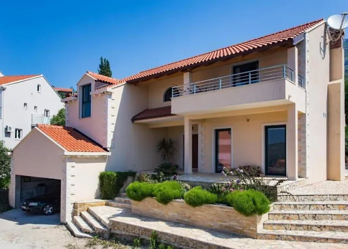 Spacious Four Bedroom With Pool