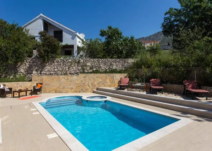Spacious Four Bedroom With Pool Villa Mlini