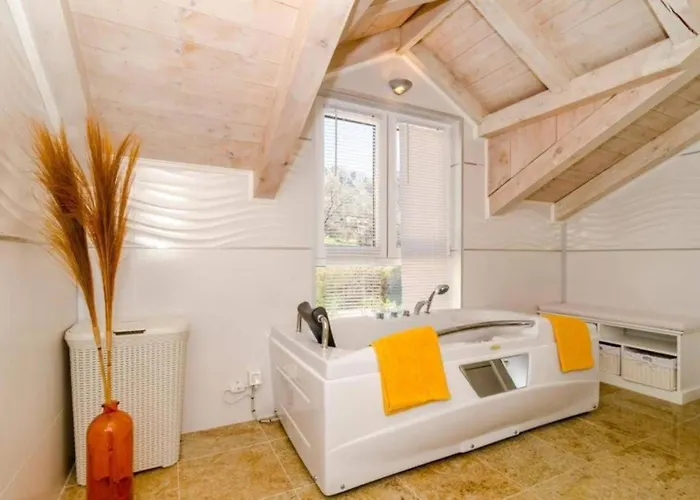 Villa Spacious Four Bedroom With Pool Mlini