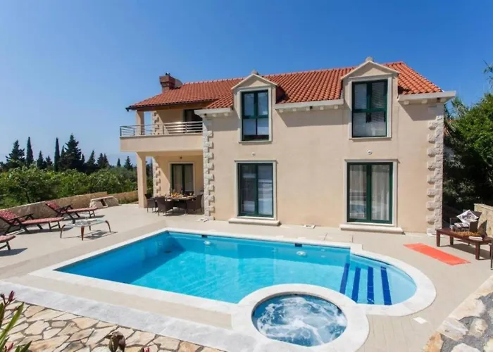 Spacious Four Bedroom With Pool Villa *