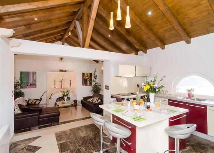 Spacious Four Bedroom With Pool