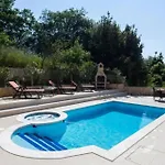 Villa Spacious Four Bedroom With Pool