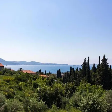 Spacious Four Bedroom With Pool Villa Mlini
