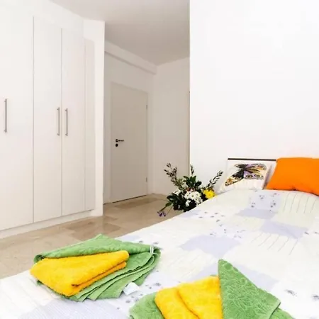 Spacious Four Bedroom With Pool Villa Mlini