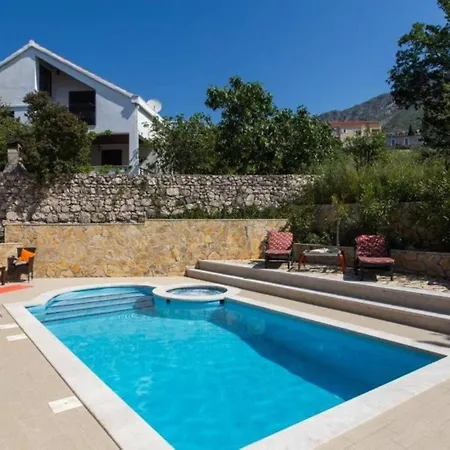 Spacious Four Bedroom With Pool Vila Mlini