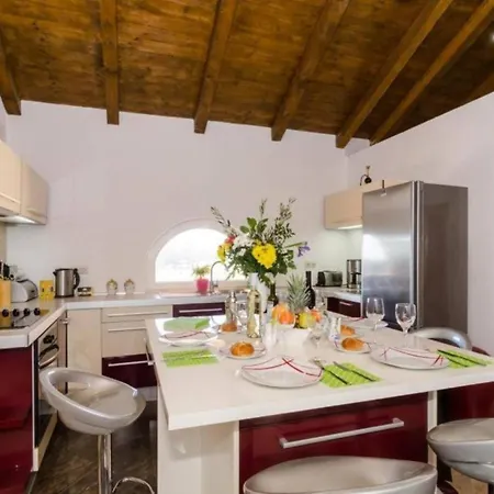 Spacious Four Bedroom With Pool Mlini