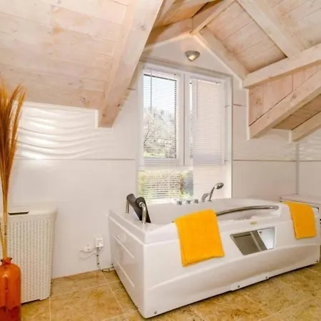 Vila Spacious Four Bedroom With Pool Mlini