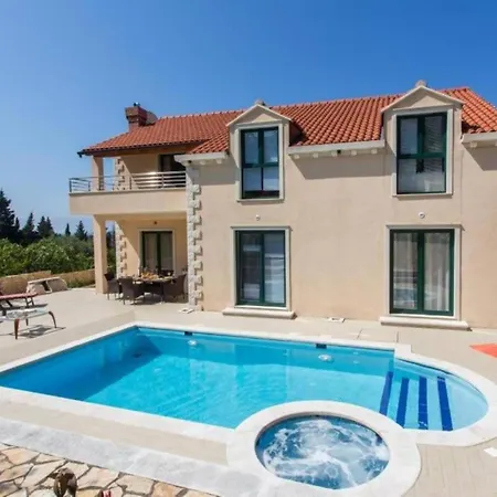 Spacious Four Bedroom With Pool Vila *