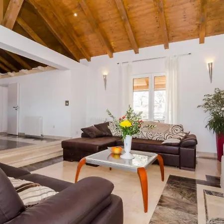 Vila Spacious Four Bedroom With Pool *